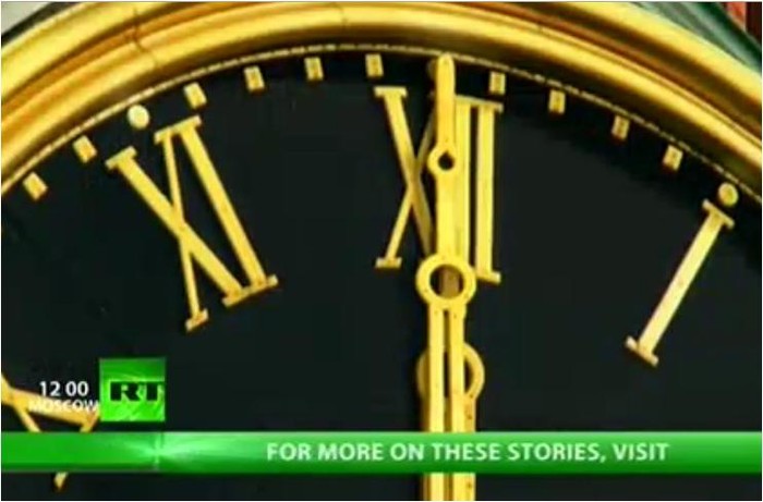 Đồng hồ tại điện Kremlia điểm đúng 12 giờ, thời điểm bắt đầu làm lễ chuyển giao quyền lực